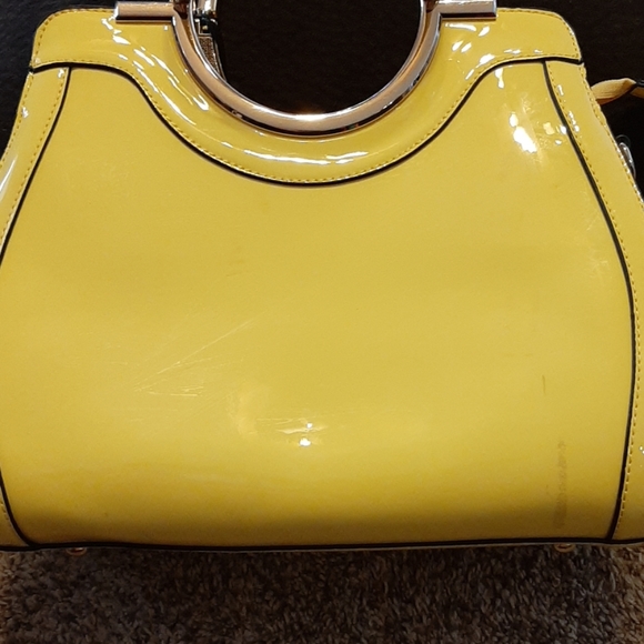 Fun yellow purse - Picture 2 of 5